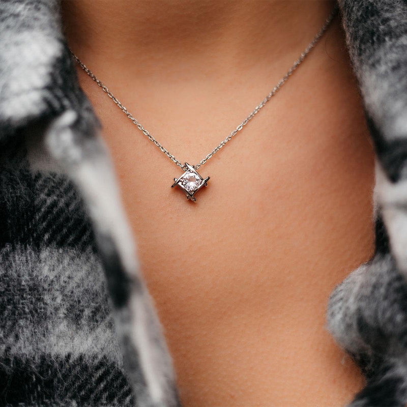 Yolora Dames Ketting met Hanger - Kalpa Camaka Kristal - Zilverkleurig - 18K Witgoud Verguld - Vrouwen Collier Zilver - Sieraden - Luxe Giftbox - Geschenkdoos - Cadeau doos - Exclusieve Geschenkverpakking - Mooie Cadeauverpakking