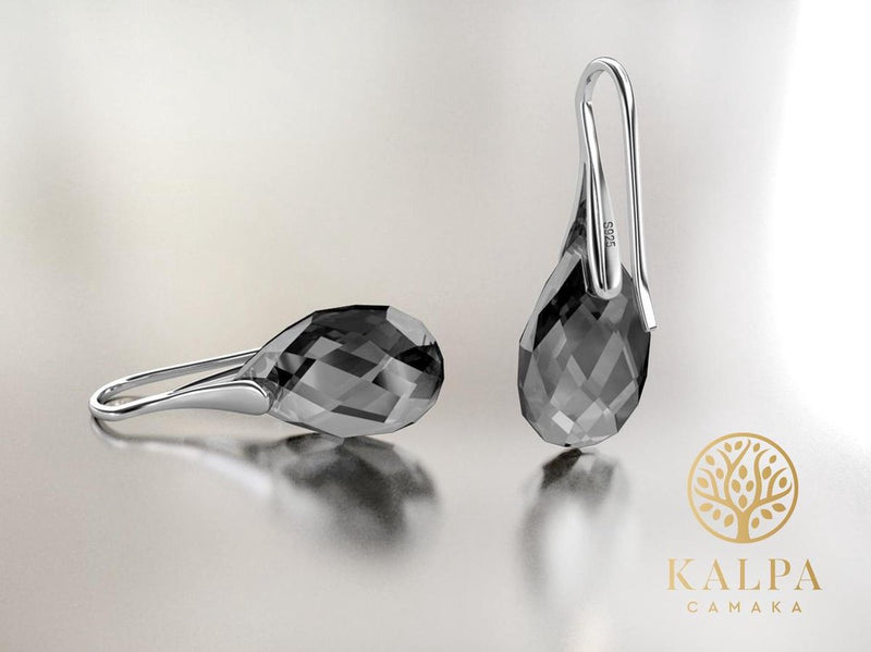 Yolora Dames Oorbellen met Kalpa Camaka Kristal - Zilverkleurig - Zwart Kristal - 18K Witgoud Verguld - Vrouwen Oorhangers Zilver - Sieraden - Luxe Giftbox - Geschenkdoos - Cadeau doos - Exclusieve Geschenkverpakking - Mooie Cadeauverpakking