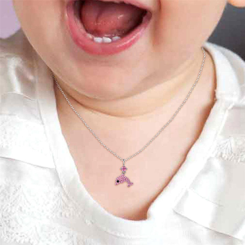 Yolora Kids Ketting - Dolfijn Hanger - Kalpa Camaka Kristallen - Zilver/Roze - 18K Witgoud Verguld - Kind - Meisjes Collier Zilverkleurig - Sieraden Kinderen - Luxe Giftbox - Geschenkdoos - Cadeau doos - Geschenkverpakking - Cadeauverpakking